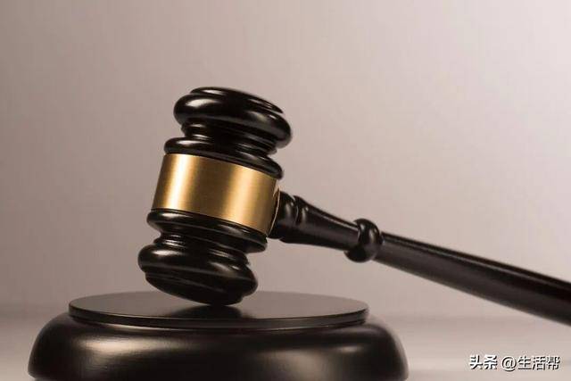 员工请假1天照顾尿毒症母亲被辞退，没签劳动合同也没交社保，法院：公司违法，赔4.6万余元