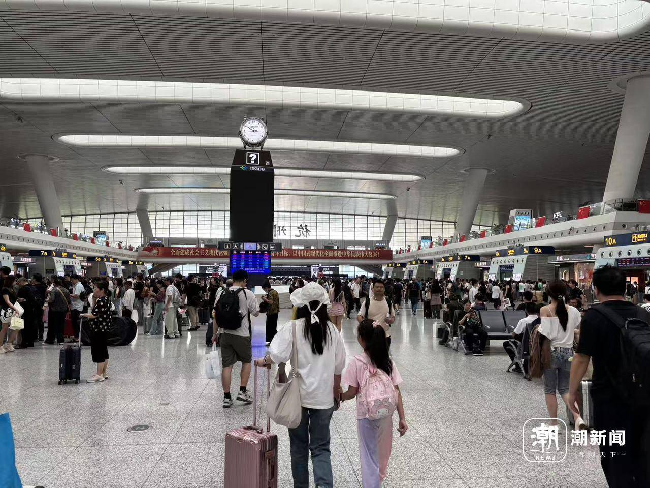 全杭州的娃都出动了？这是刚刚的火车东站<strong></p>
<p>常山北明股票</strong>！秋假大军即将席卷全国