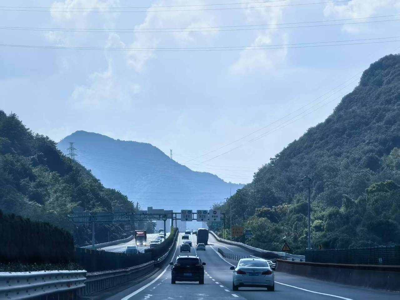 全杭州的娃都出动了？这是刚刚的火车东站<strong></p>
<p>常山北明股票</strong>！秋假大军即将席卷全国