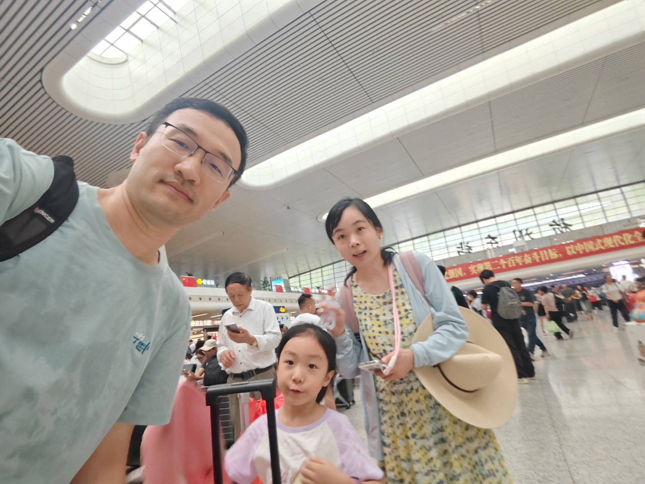 全杭州的娃都出动了？这是刚刚的火车东站<strong></p>
<p>常山北明股票</strong>！秋假大军即将席卷全国