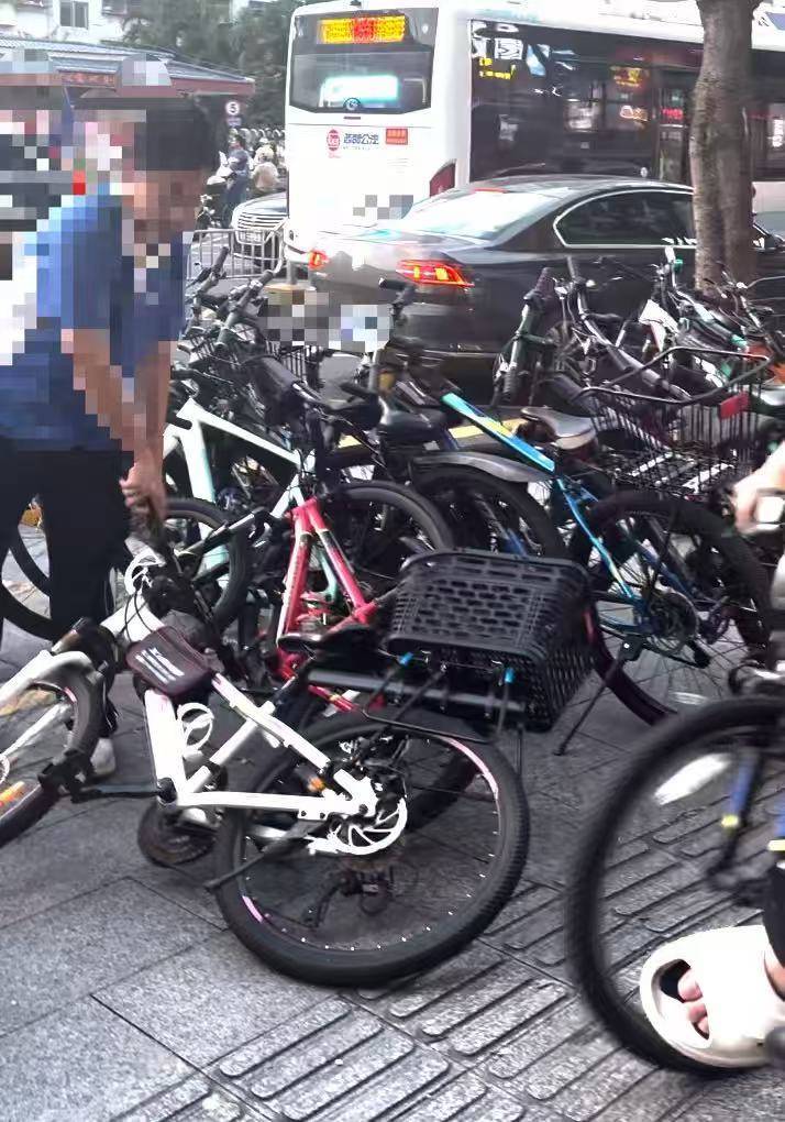 深圳一医院门口被指“举步维艰”<strong></p>
<p>常山北明股票</strong>！整治后记者实探:仍很堵