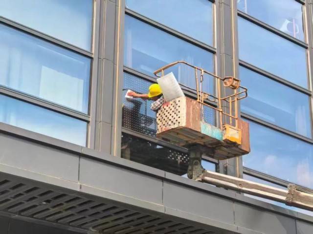 北京一座大厦楼下躺了14只鸟<strong></p>
<p>如何选股票</strong>，12只已死亡！元凶竟是玻璃