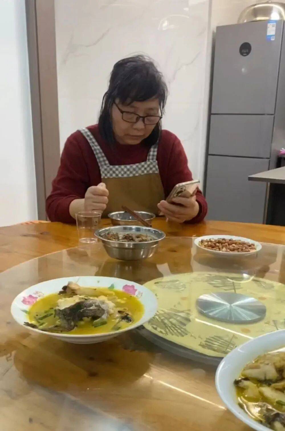 “看到妈妈46个未接来电<strong></p>
<p>如何选股票</strong>，心像被重锤击中”