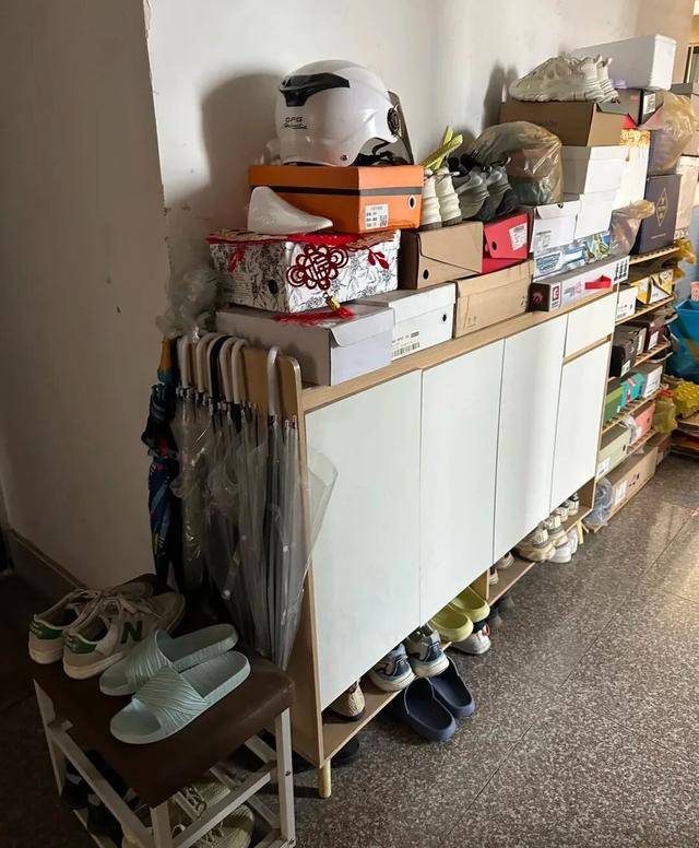 物业“不让门口放鞋子”<strong></p>
<p>如何选股票</strong>,门口放鞋柜违法吗?