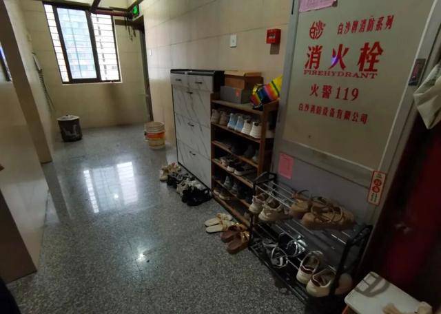 物业“不让门口放鞋子”<strong></p>
<p>如何选股票</strong>,门口放鞋柜违法吗?