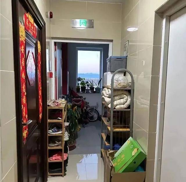 物业“不让门口放鞋子”<strong></p>
<p>如何选股票</strong>,门口放鞋柜违法吗?