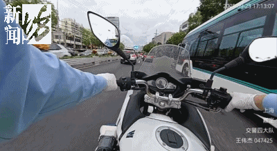 事发上海晚高峰！汹涌车流中<strong></p>
<p>中国石油股票</strong>，一男子绝望跳车，直奔民警而去……