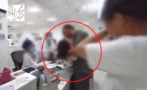 事发上海晚高峰！汹涌车流中<strong></p>
<p>中国石油股票</strong>，一男子绝望跳车，直奔民警而去……