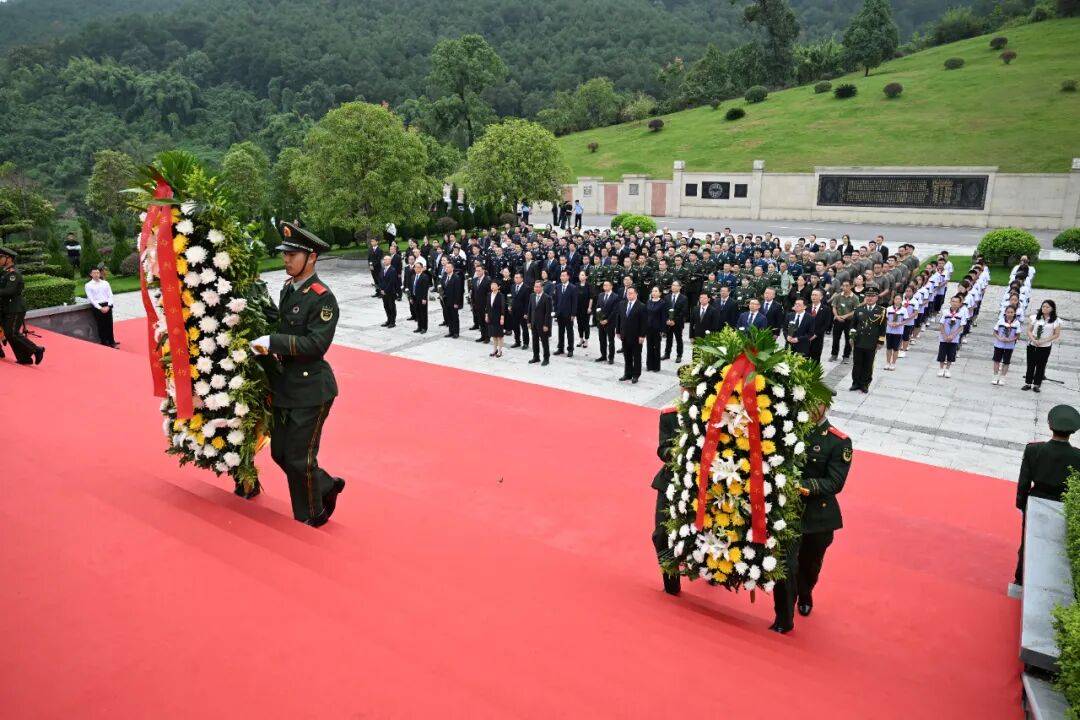 缅怀革命先烈 传承红岩精神 <strong></p>
<p>中国石油股票</strong>我区隆重举行烈士纪念日敬献花篮仪式