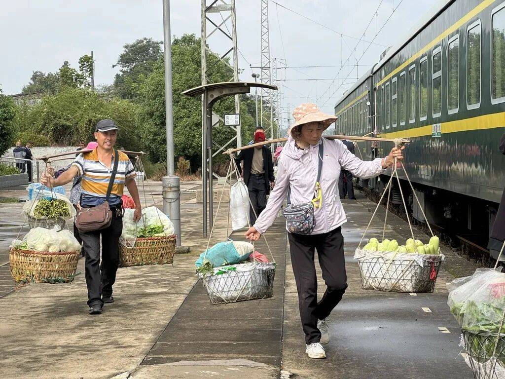 纸质火车票退场<strong></p>
<p>中国石油股票</strong>，每道折痕里都藏着远方、爱情与山河记忆
