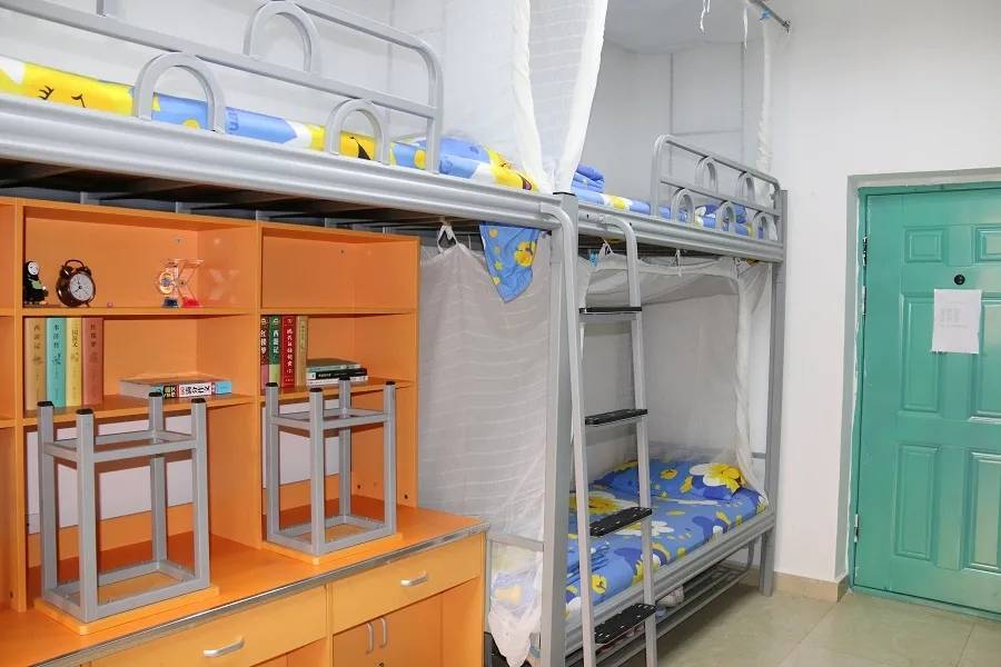 四川一初中8人宿舍住9名男生<strong></p>
<p>中国石油股票</strong>,1人轮流与他人挤着睡一张1.1米的床?当地:正处理