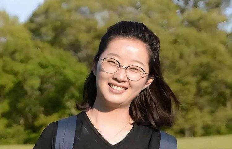 章莹颖男友国庆探望章父并协助直播<strong></p>
<p>百度股票</strong>，网友劝其早点结婚，本人回应