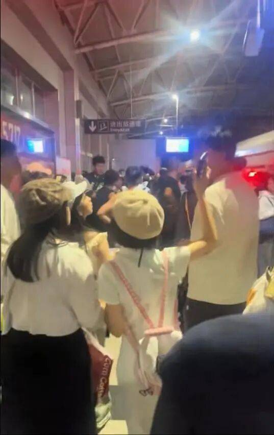 大连地铁发生故障停运一小时<strong></p>
<p>百度股票</strong>，目击者称看到120和警车，工作人员否认列车和人相撞，故障原因在落实中