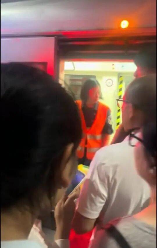 大连地铁发生故障停运一小时<strong></p>
<p>百度股票</strong>，目击者称看到120和警车，工作人员否认列车和人相撞，故障原因在落实中