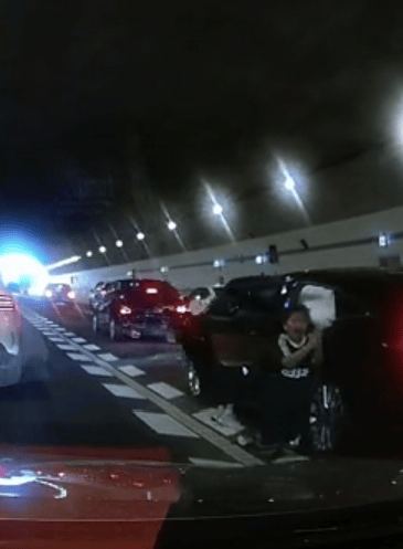 广州一男孩跪地拦车救母感动全网<strong></p>
<p>京东方a股票</strong>,妈妈回应:哭着看完视频,“没有想到孩子这么爱我”