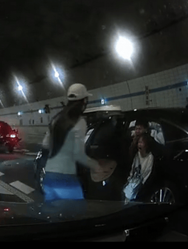 广州一男孩跪地拦车救母感动全网<strong></p>
<p>京东方a股票</strong>,妈妈回应:哭着看完视频,“没有想到孩子这么爱我”