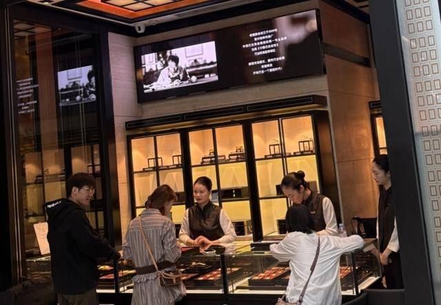 金价创历史新高!北京黄金消费“量价齐飞”<strong></p>
<p>中国银行股票</strong>,年轻人买金饰当“理财”,买涨不买跌成共识|华夏双节观察