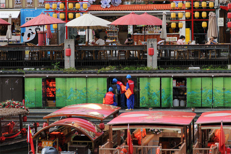 阖家团圆时<strong></p>
<p>中国银行股票</strong>,他们守护蓉城灯火