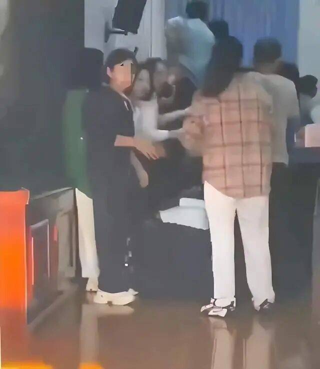 家长们跪成一排<strong></p>
<p>中国银行股票</strong>，学生蒙眼从背上踩过？教育局回应河南一中学举办活动引热议：正调查处理