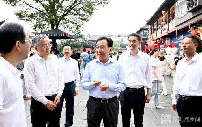 调研假日文旅消费<strong></p>
<p>360股票</strong>,多地“一把手”走上街头