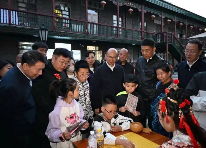 调研假日文旅消费<strong></p>
<p>360股票</strong>,多地“一把手”走上街头