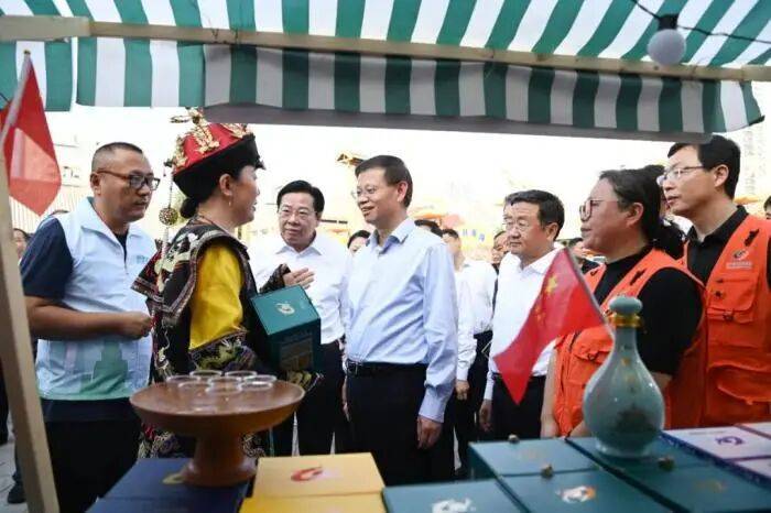 调研假日文旅消费<strong></p>
<p>360股票</strong>,多地“一把手”走上街头