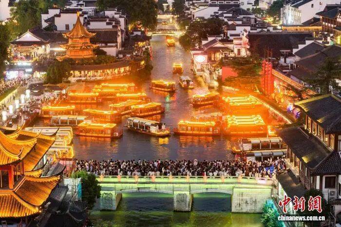 调研假日文旅消费<strong></p>
<p>360股票</strong>,多地“一把手”走上街头