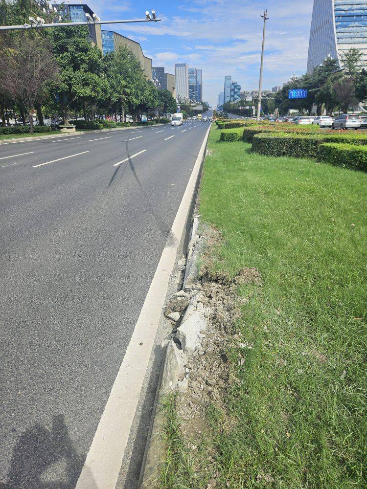 成都发生一起严重交通事故<strong></p>
<p>方正科技股票</strong>，上游新闻实地探访：燃烧留下的印记仍在