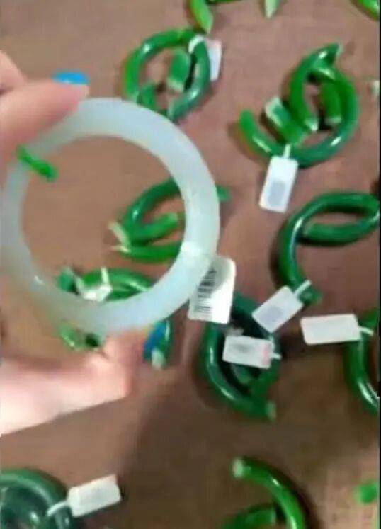 苏州一20岁店员不小心摔碎一盒玉镯损失百万<strong></p>
<p>京东股票</strong>,老板未要赔偿安慰小伙别有压力