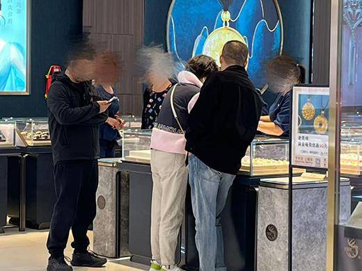 “每个月攒一颗小金饰”<strong></p>
<p>京东股票</strong>,00后“另类”淘金