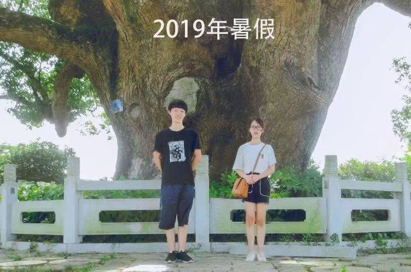 岳阳情侣连续9年在家乡千年古樟树下合影<strong></p>
<p>谷歌股票</strong>,今年国庆终修正果:希望爱情像古树一样长久