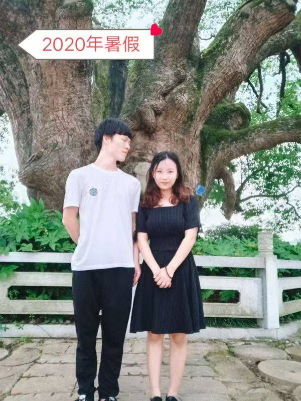 岳阳情侣连续9年在家乡千年古樟树下合影<strong></p>
<p>谷歌股票</strong>,今年国庆终修正果:希望爱情像古树一样长久