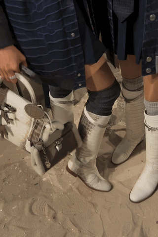 爱马仕当“头饰”<strong></p>
<p>谷歌股票</strong>,香奈儿挂满身,这对“神秘姐妹”是谁?