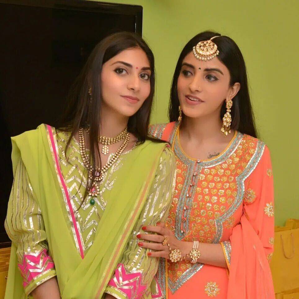 爱马仕当“头饰”<strong></p>
<p>谷歌股票</strong>,香奈儿挂满身,这对“神秘姐妹”是谁?