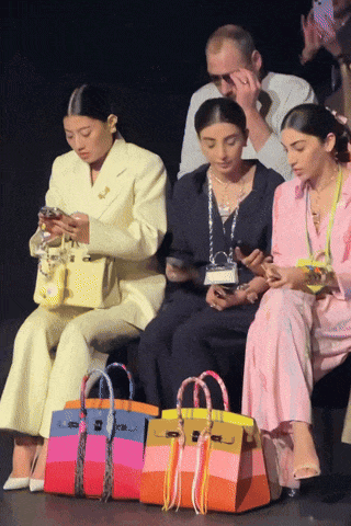 爱马仕当“头饰”<strong></p>
<p>谷歌股票</strong>,香奈儿挂满身,这对“神秘姐妹”是谁?