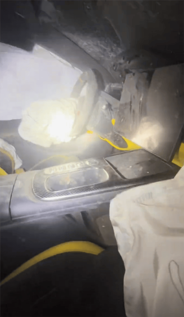 新疆一小米SU7 Ultra飞坡10多米翻滚多圈!车主发文:门能开<strong></p>
<p>北方稀土股票</strong>,没起火