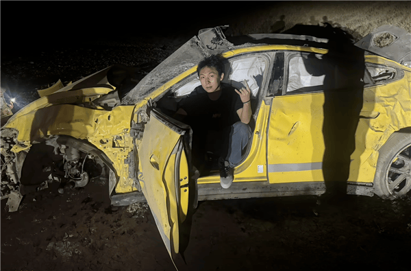 新疆一小米SU7 Ultra飞坡10多米翻滚多圈!车主发文:门能开<strong></p>
<p>北方稀土股票</strong>,没起火