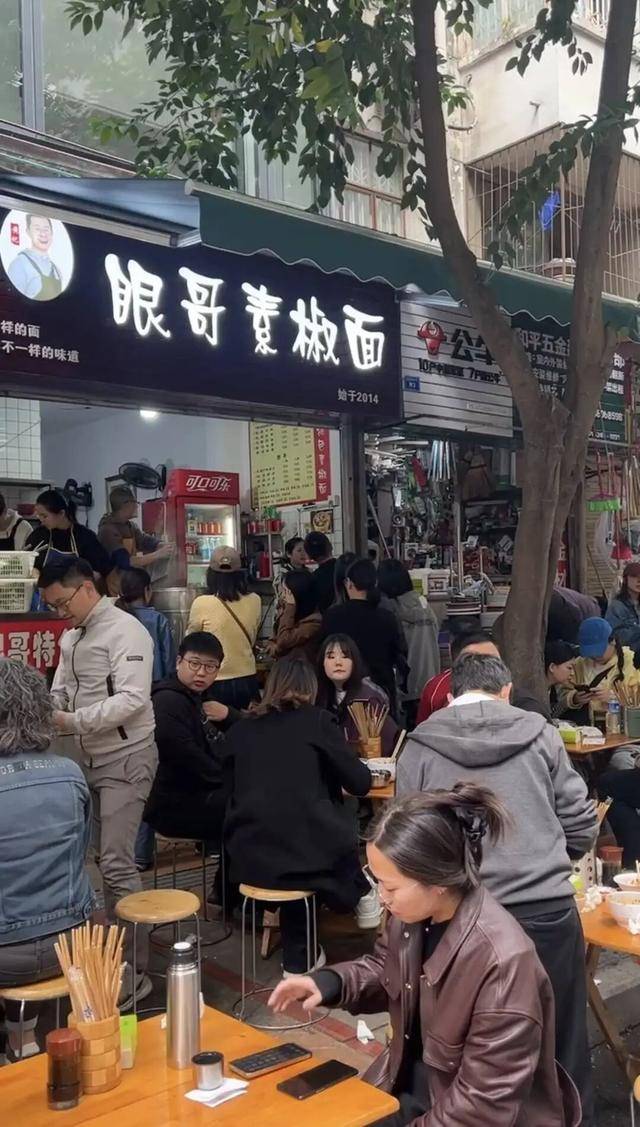 成都面馆被谢霆锋打卡后爆火<strong></p>
<p>上海贝岭股票</strong>!客流量翻4倍!