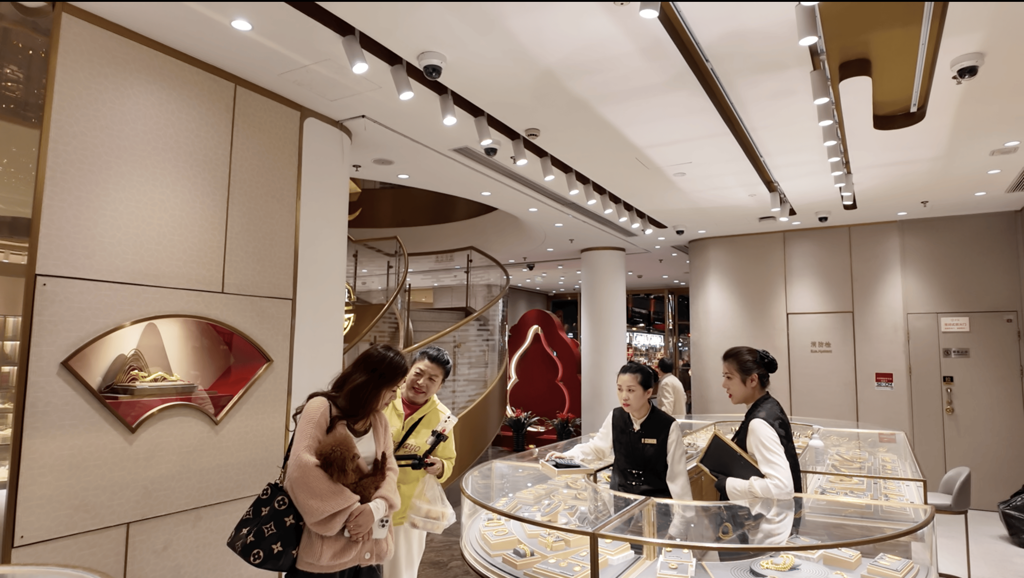 实探|金价惊魂一夜后:“囤金大爷大妈”挤爆金店<strong></p>
<p>长江电力股票</strong>,拿下百克金条