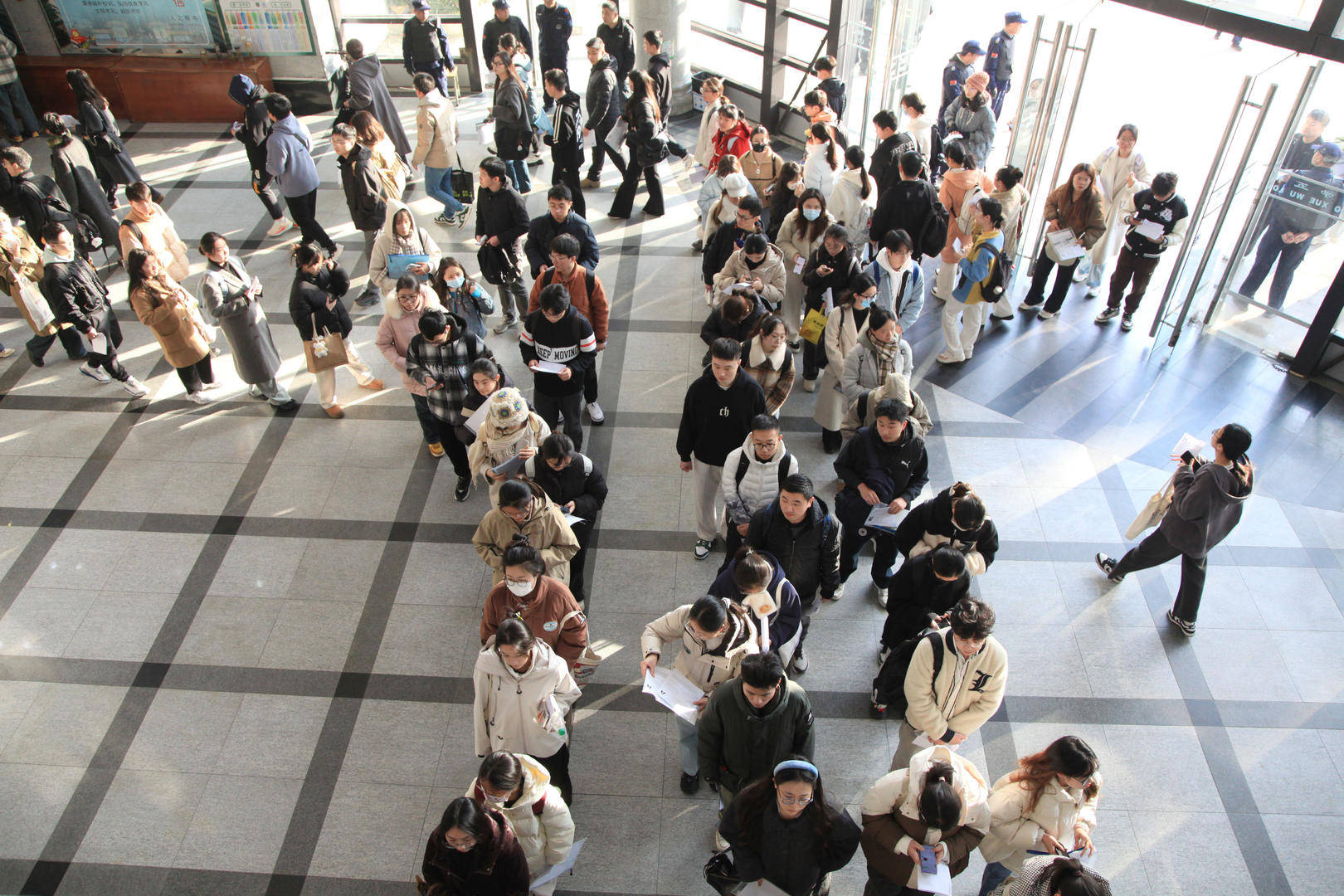 打破“35岁门槛”的首次国考:报名人数超350万创新高<strong></p>
<p>中国平安股票</strong>,前十岗位3个为税务系统