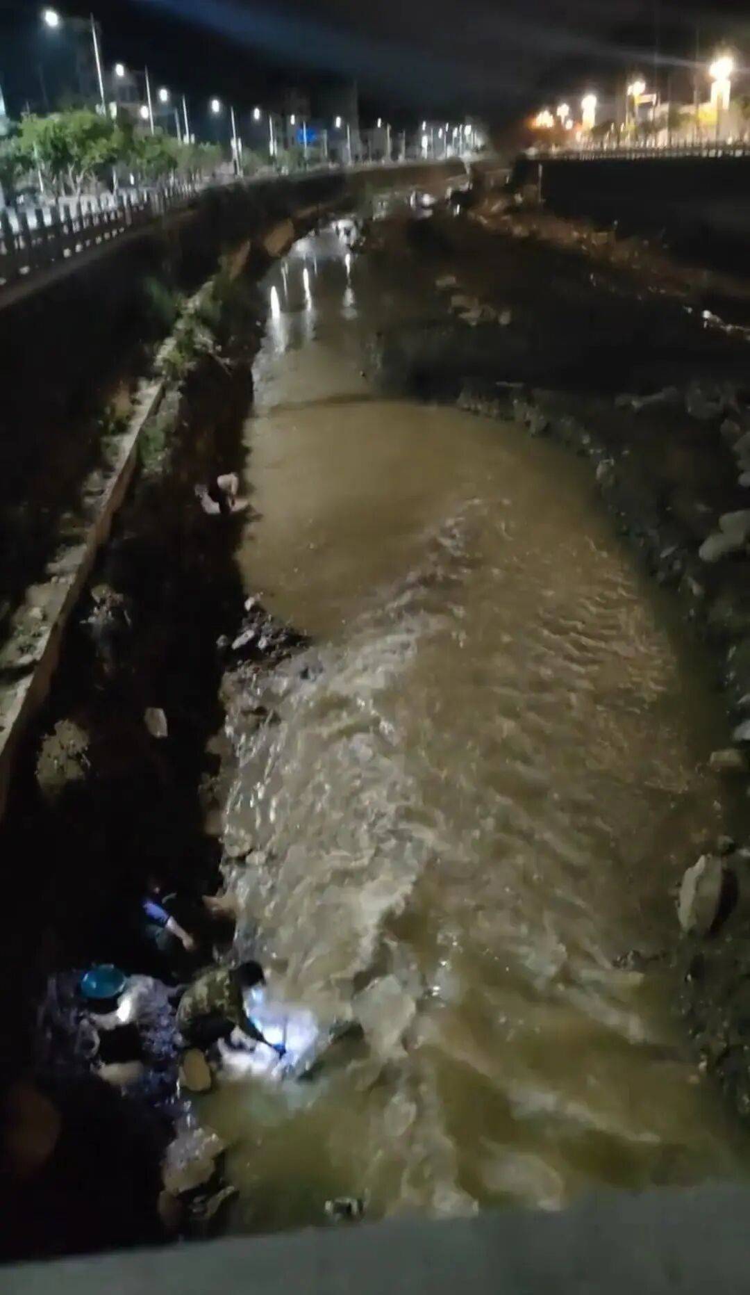 “一盆出5克多”<strong></p>
<p>三一重工股票</strong>，多人凌晨下河淘金！当地警方回应