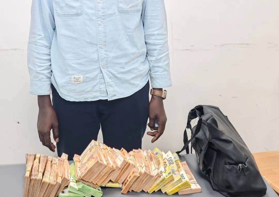 成捆的欧元现金就放在背包里装着<strong></p>
<p>阿里巴巴股票</strong>,折合人民币超186万元,旅客入境时被广州海关查获