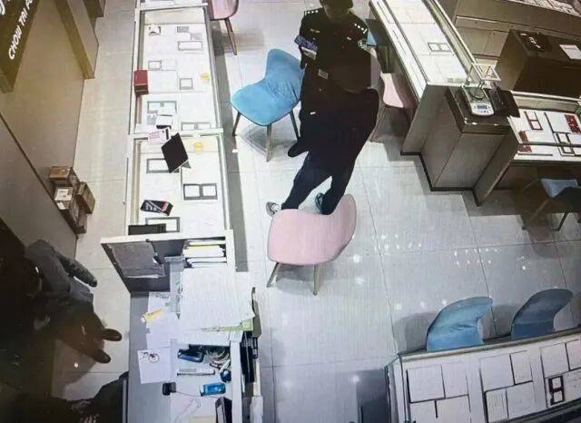 股市套现170万元后<strong></p>
<p>通富微电股票</strong>,杭州男子豪购300克金条!老板当场报警……