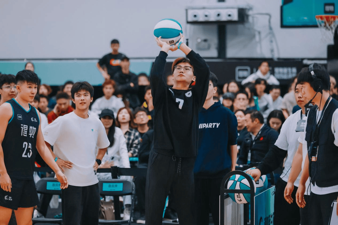 复旦、交大、同济等八大高校集结<strong></p>
<p>通富微电股票</strong>,得物App“新生杯”篮球赛首战上海