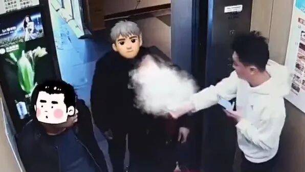 大叔叼着烟进电梯<strong></p>
<p>拼多多股票</strong>，小伙果断出手！网友点赞