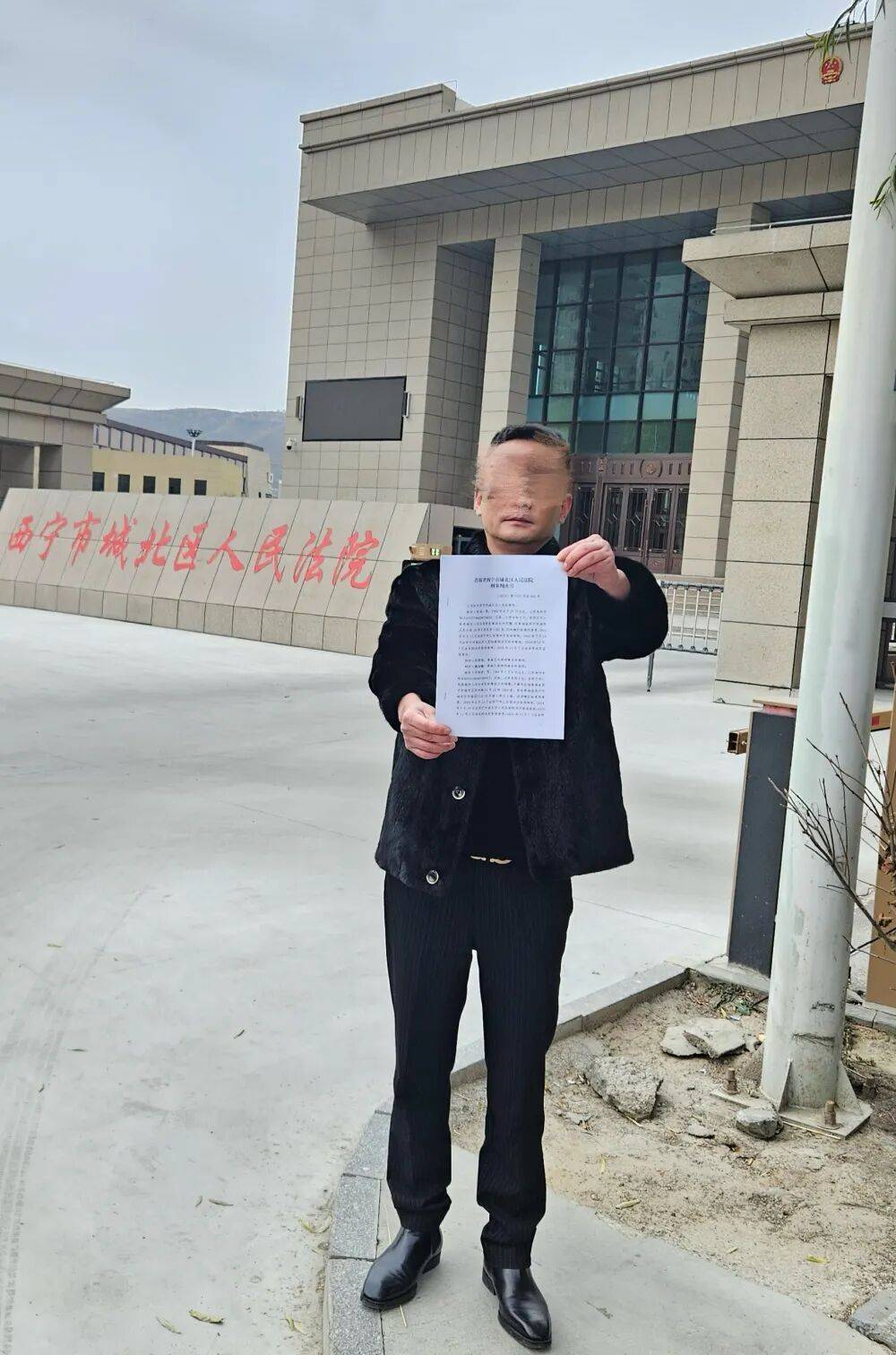 母亲派出所里遭民警责骂，男子插话后被拖进女厕群殴：涉案民警获刑8个月，两名辅警缓刑