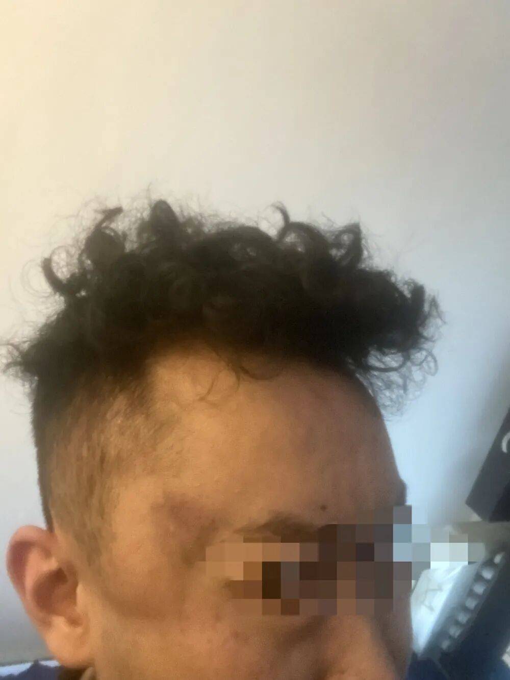 母亲派出所里遭民警责骂<strong></p>
<p>股票涨跌</strong>，男子插话后被拖进女厕群殴：涉案民警获刑8个月，两名辅警缓刑